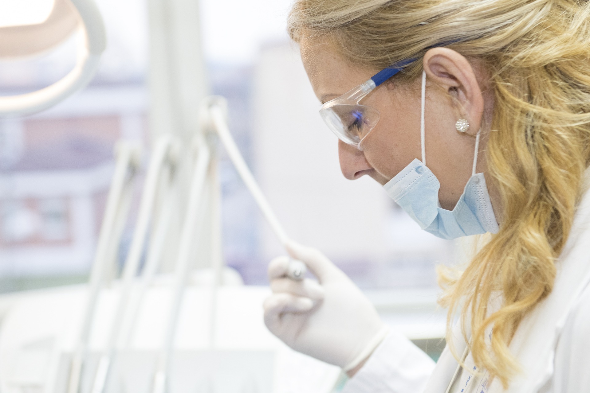 What is a Dental Hygienist job, benefit to your young career, and how to become one
